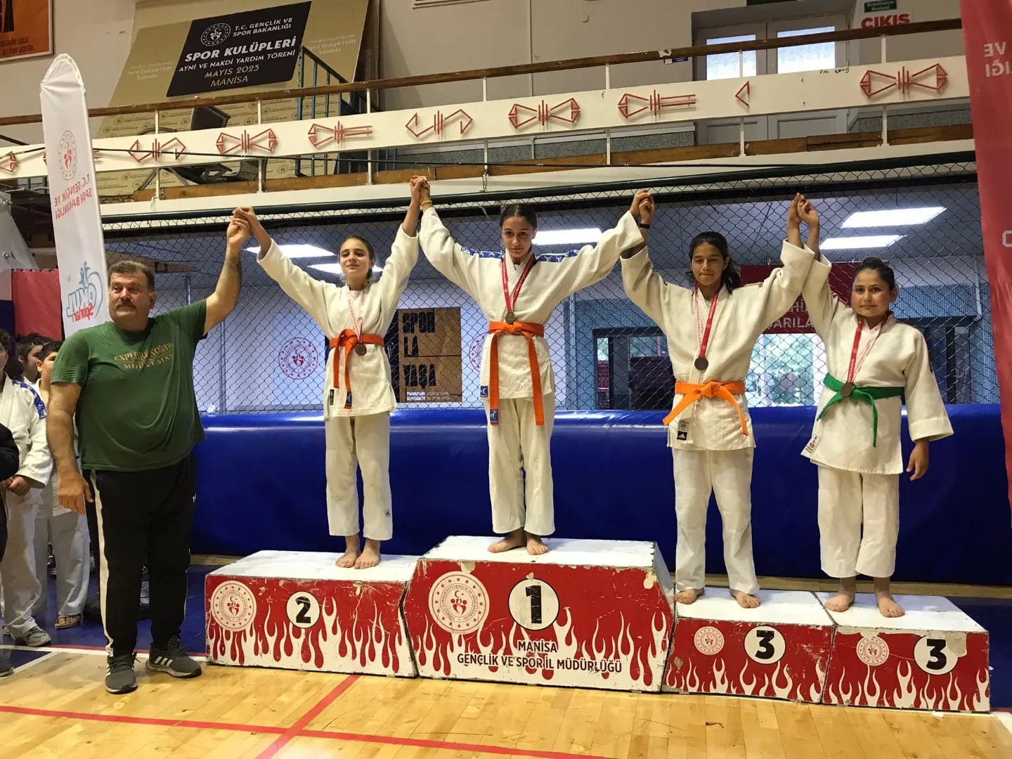 Yunusemre Belediyespor’un minik judocuları, Minikler Judo İl Birinciliği’nde madalyaları topladı.