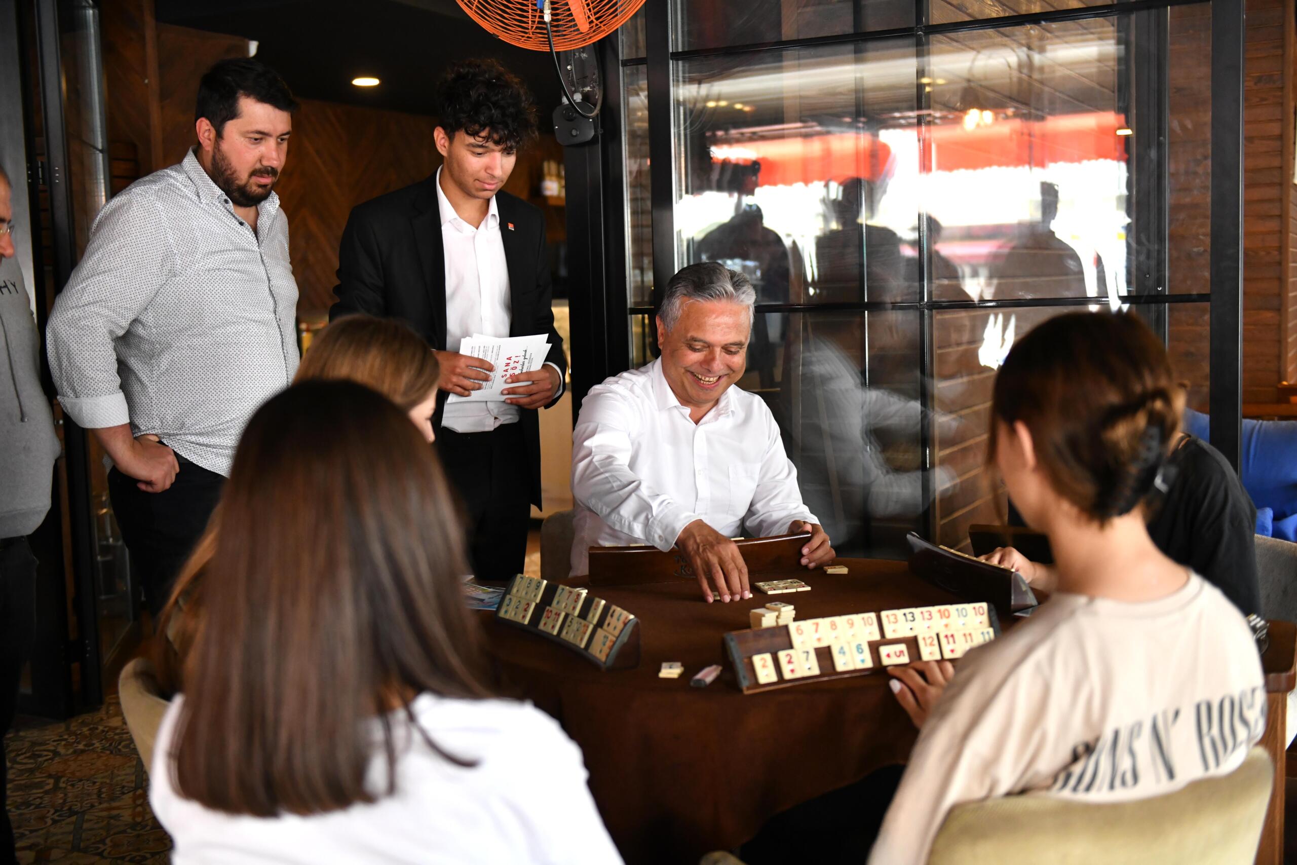 Başkan Uysal, ‘Umudumuz gençliktedir’ Muratpaşa Belediye Başkanı Ümit Uysal, Serik’te bir araya geldiği gençlere