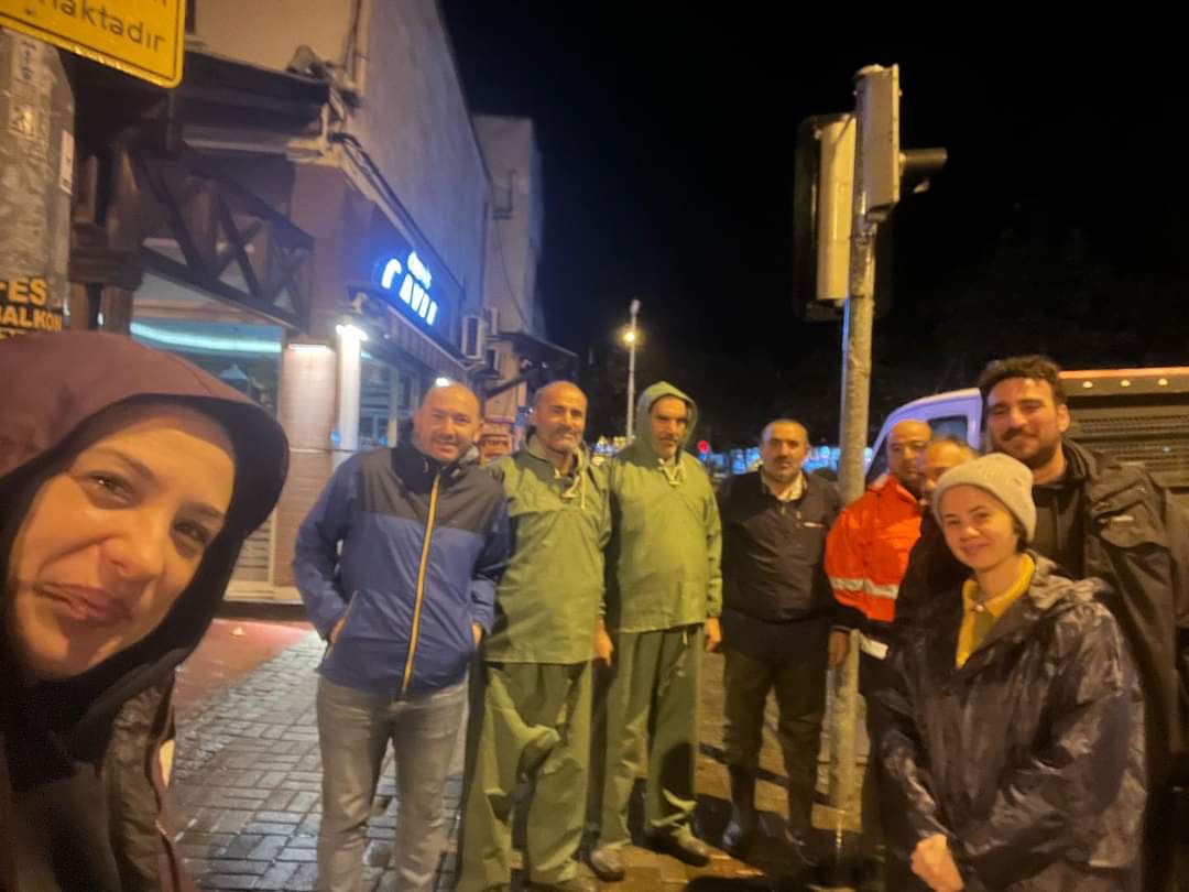 FİLİZ BAŞKAN 05.45’TE ALANDAN SESLENDİ: TAM KADRO DIŞARIDAYIZ,ÇALIŞMAYA DEVAM! Ege Bölgesi’nde etkisini gösteren olumsuz hava şartlarından etkilenen Efes Selçuk’ta