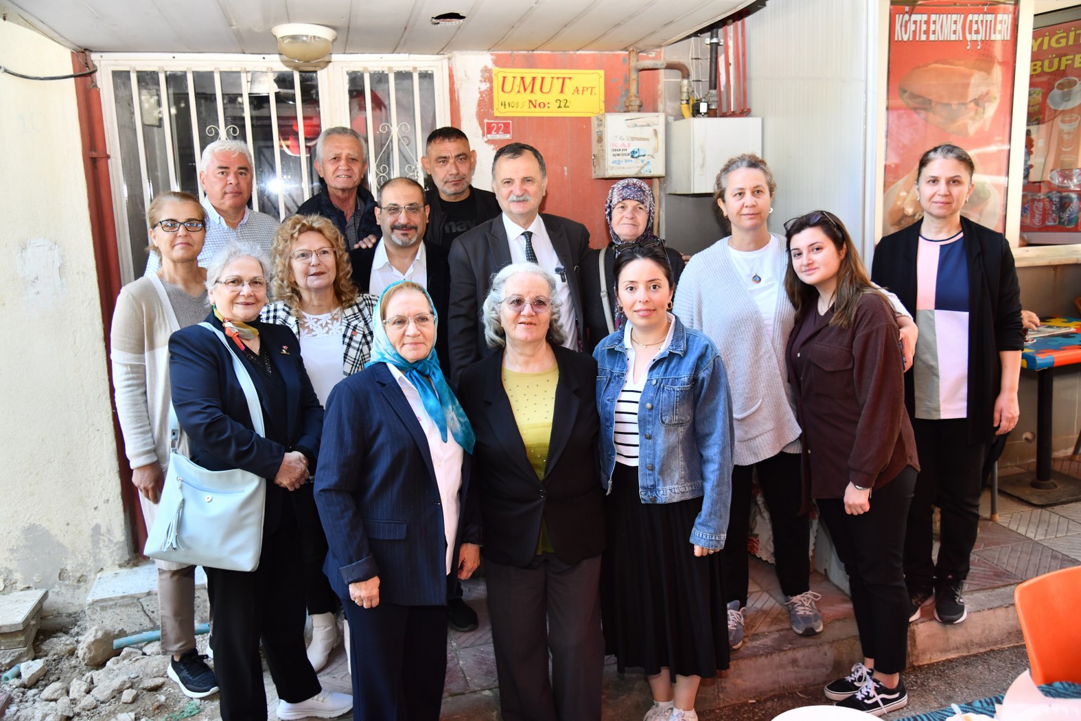 Yunusemre Belediye Başkanı Semih Balaban, Akmescit Mahallesi sakinleri ile bir