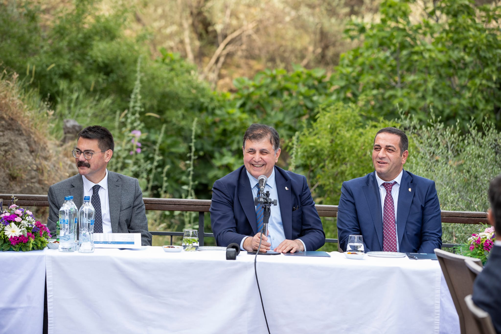 Başkan Tugay ilçe belediye başkanlarıyla bir araya geldi İzmir Büyükşehir Belediye