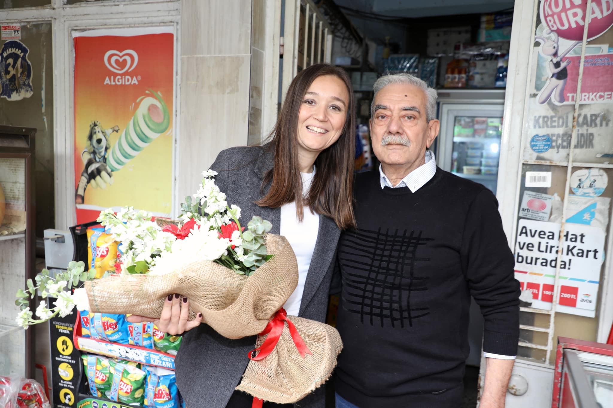 Şehzadeler Belediye Başkanı seçilen Gülşah Durbay, beraberinde CHP Şehzadeler İlçe
