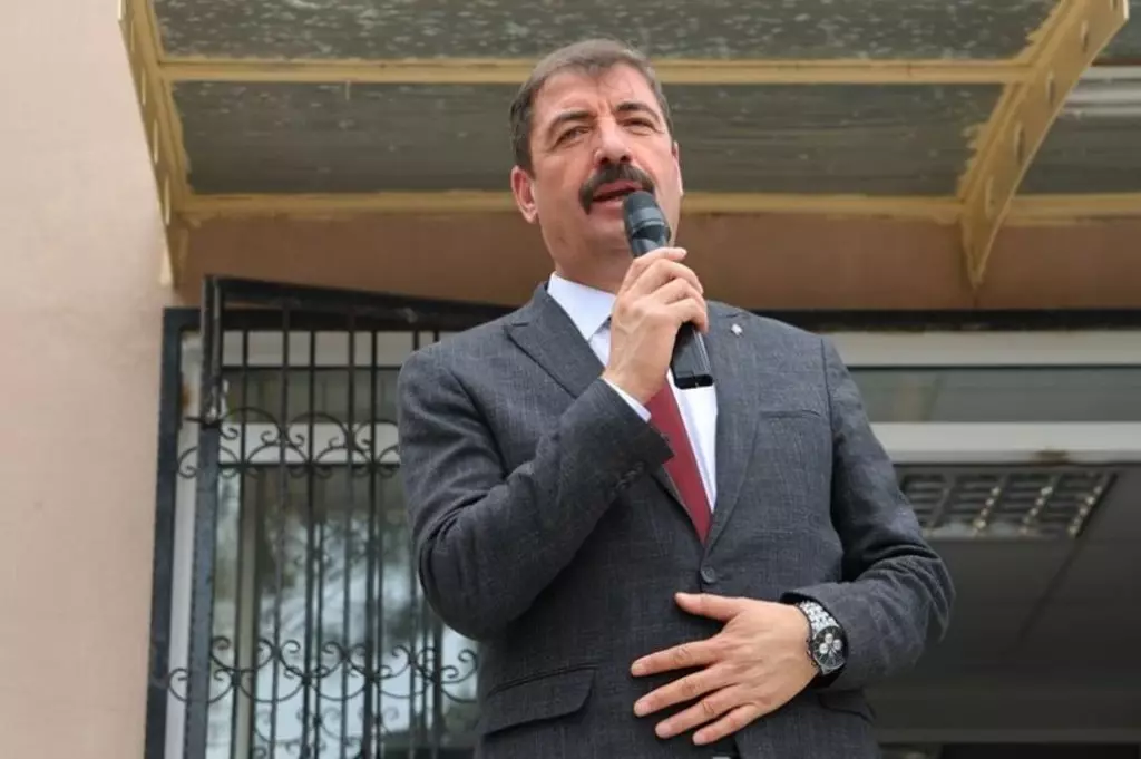 CHP’li Kula Belediye Başkanı Hikmet Dönmez, makam odasında 2 kişinin