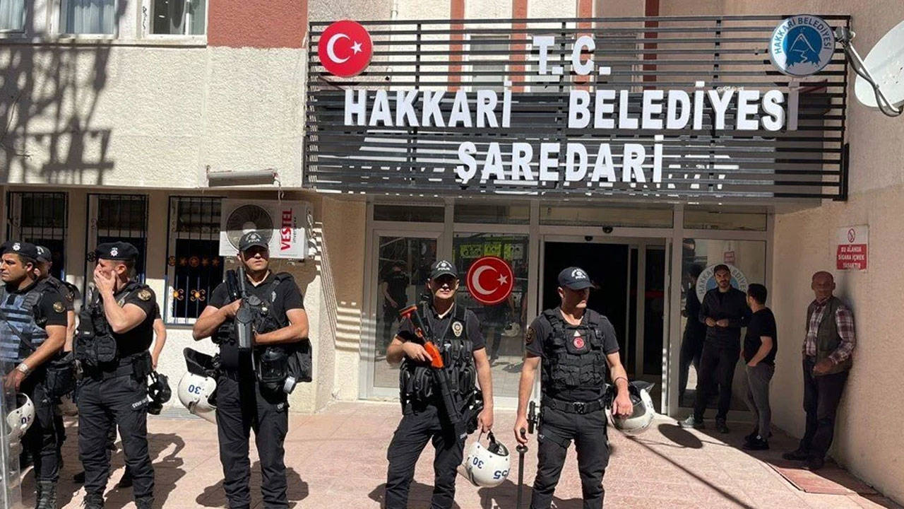 DEM Parti, polisin Hakkari Belediyesi’ne baskın düzenlediğini, Eş Belediye Başkanı