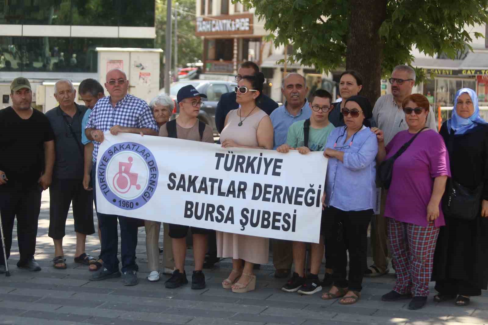 Bursa Sakatlar Derneği üyeleri, engellilere otomobil alımlarında ÖTV muafiyetine düzenleme