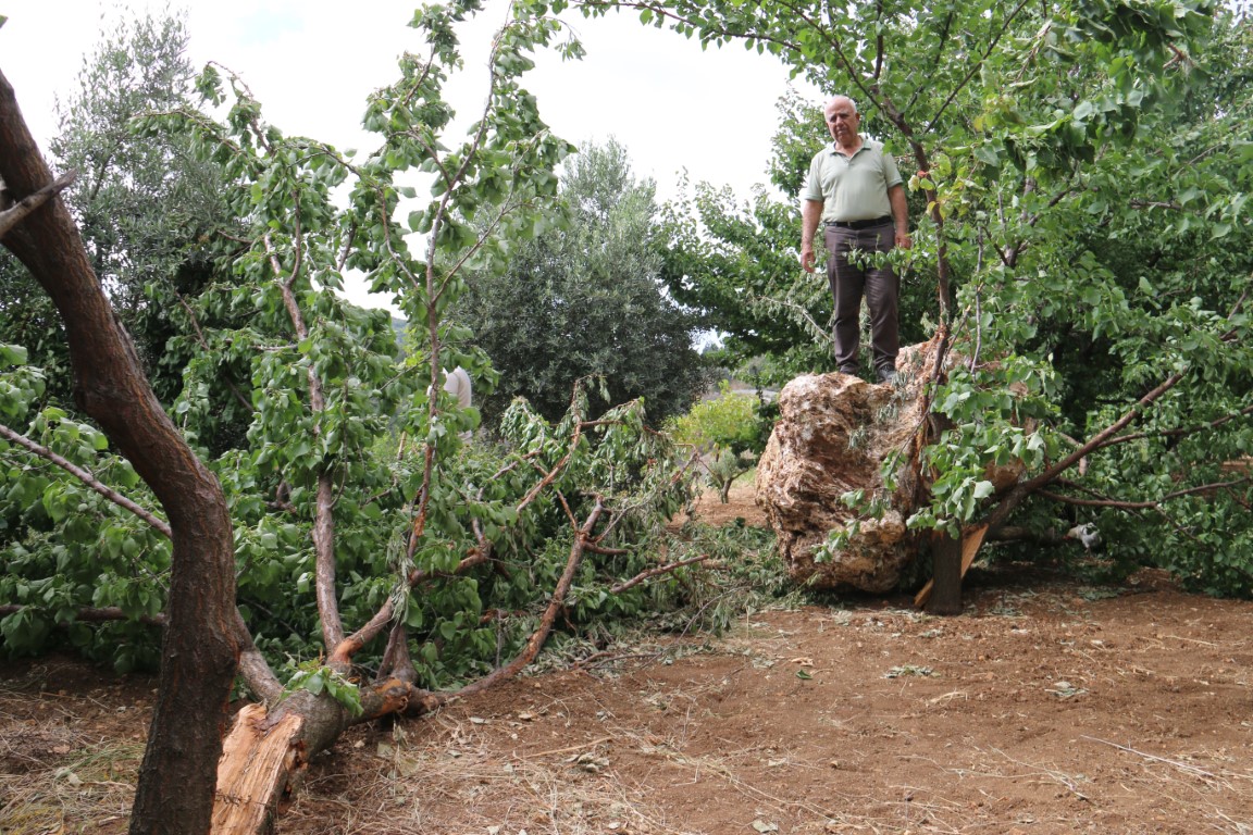 Hatay’da taş ocağından bahçesine 10 tonluk devasa kaya düşen Selahattin