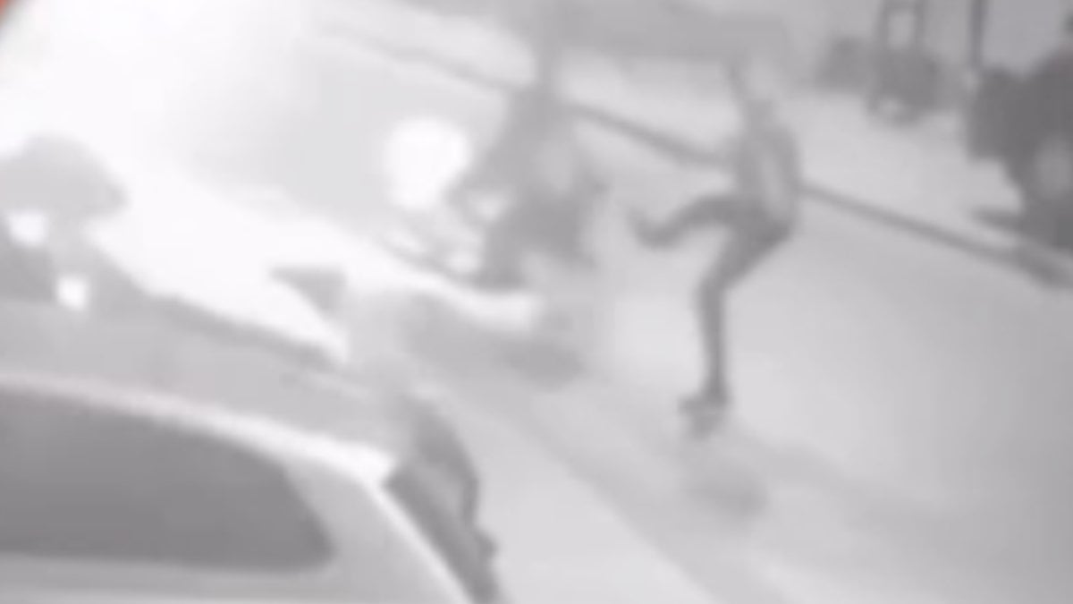 Çukurova ilçesinde motosikletiyle polis ekiplerinden kaçan ehliyetsiz şahsı, polis memurunun