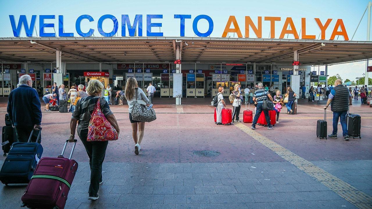 Ulaştırma ve Altyapı Bakanı Abdulkadir Uraloğlu, Antalya Havalimanı'nda dün 2024'ün