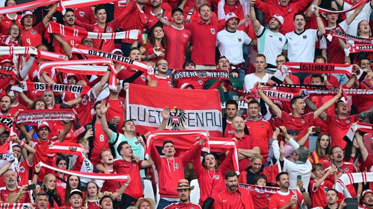 Avrupa Futbol Şampiyonası maçı öncesi Avusturya taraftarlarının "Almanya Almanlarındır, yabancılar
