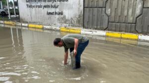 Aniden bastıran sağanak nedeniyle alt geçitler ve sokaklar adeta göle