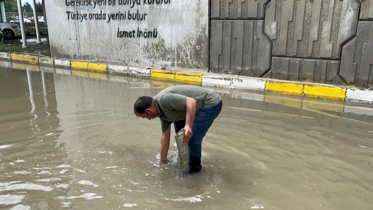 Aniden bastıran sağanak nedeniyle alt geçitler ve sokaklar adeta göle