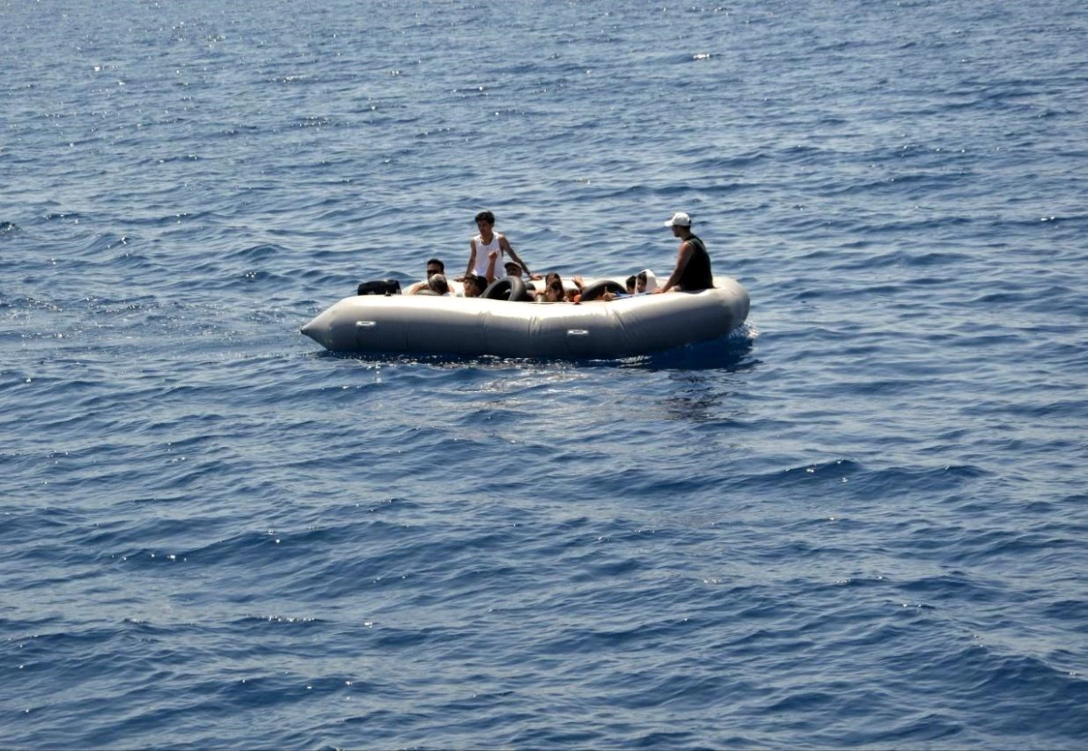 Çanakkale'nin Ayvacık ilçesi açıklarında Sahil Güvenlik ekiplerince 15 kaçak göçmen
