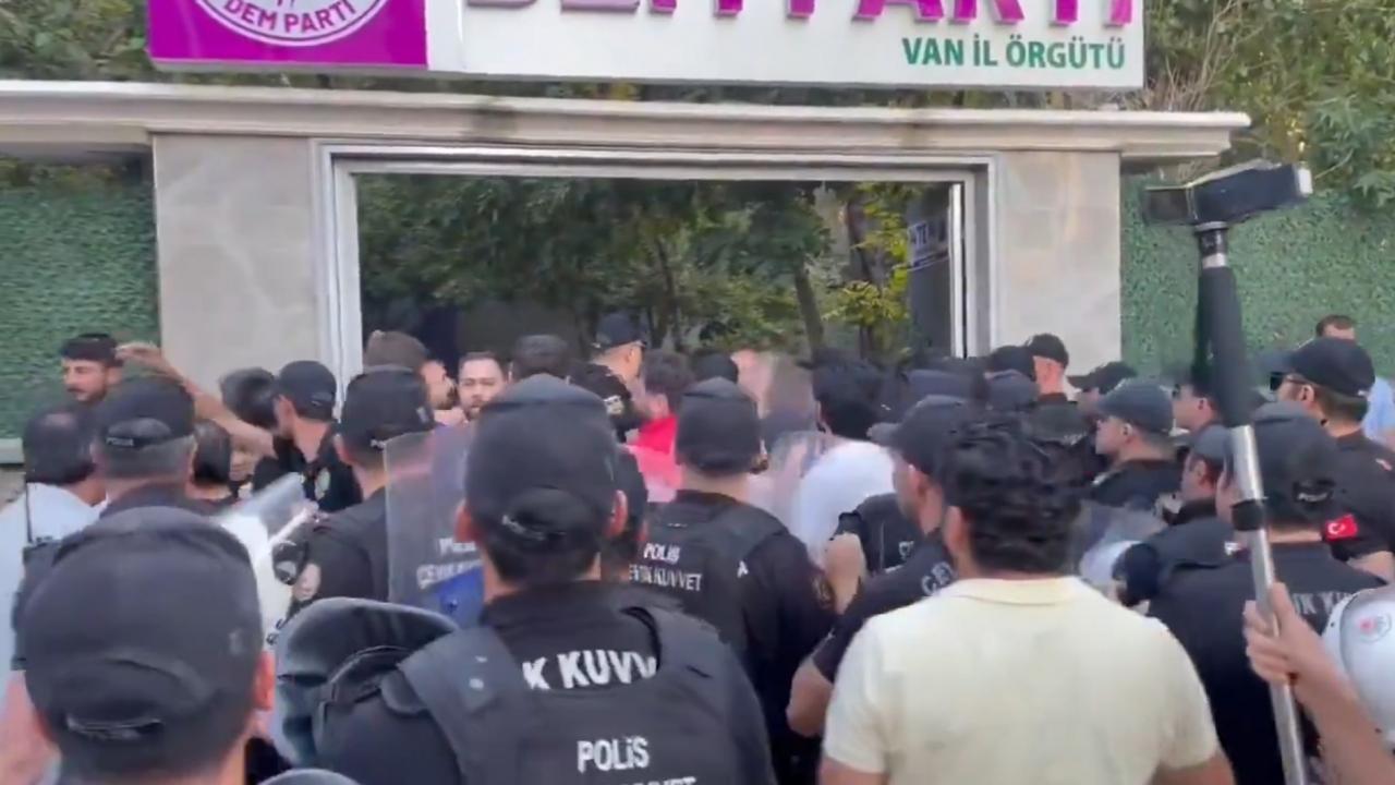 DEM Parti İl Örgütü tarafından dün düzenlenen izinsiz gösterilere polis