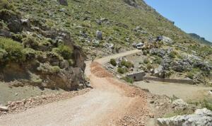 Antalya Büyükşehir Belediyesi, Gündoğmuş'a bağlı Senir Yayla yolunu yeniliyor. Zamanla