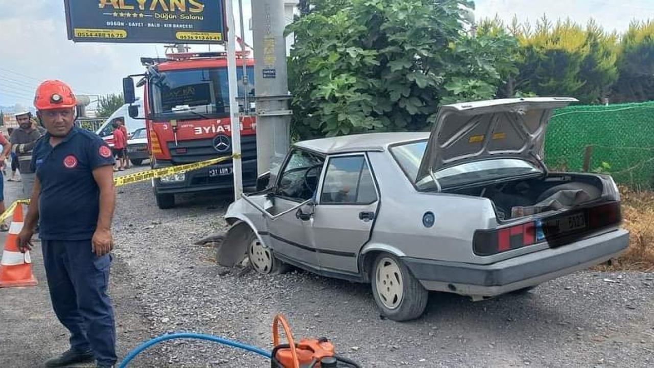 Hatay'ın Erzin ilçesinde aydınlatma direğine çarpan otomobilin sürücüsü hayatını kaybetti.