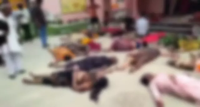 Hindistan’da Uttar Pradeş eyaletinde düzenlenen bir ayinde çıkan izdihamda hayatını