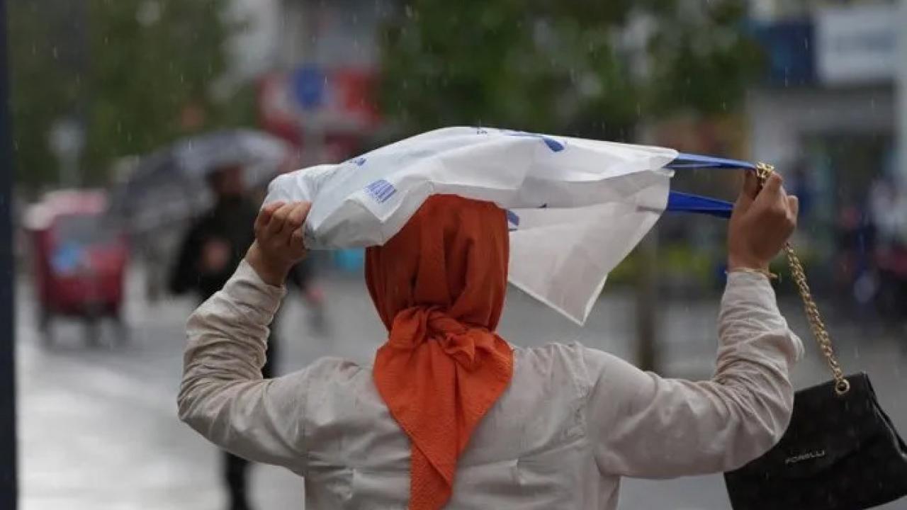 Meteoroloji Genel Müdürlüğünün yaptığı uyarılar sonrası İstanbul'da beklenen yağış sabah