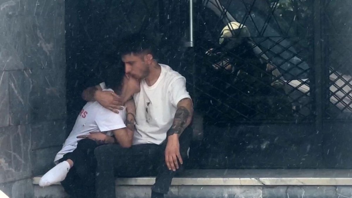 Beyoğlu semtinde  5 katlı binada yangın çıkaran kişiyi bıçaklayan