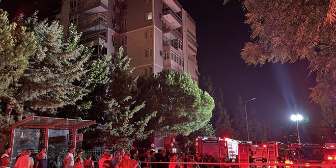 İzmir'in Karşıyaka ilçesindeki apartman dairesinde yangın çıktı. İtfaiye ekiplerinin müdahalesiyle