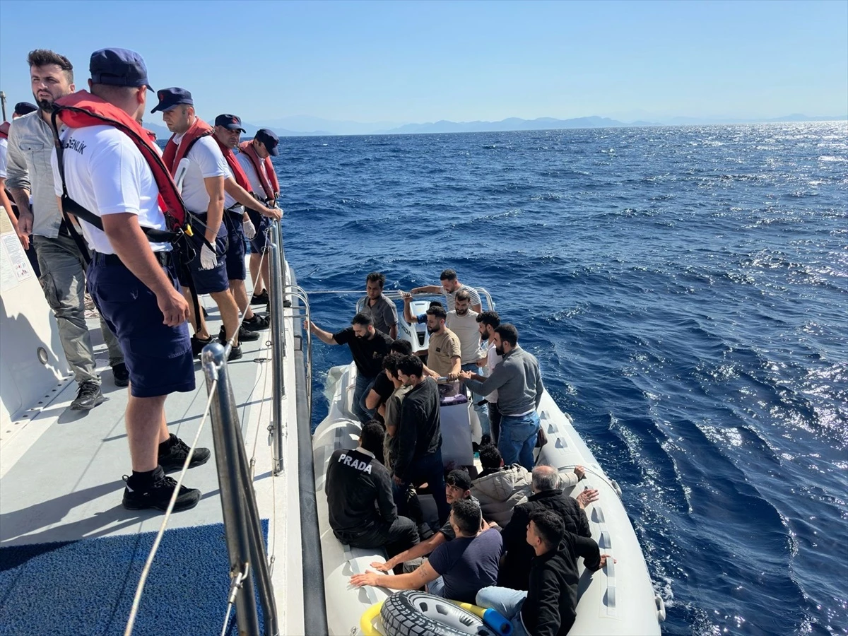 Muğla'nın Marmaris ilçesi açıklarında, motor arızası nedeniyle sürüklenen bottaki 26