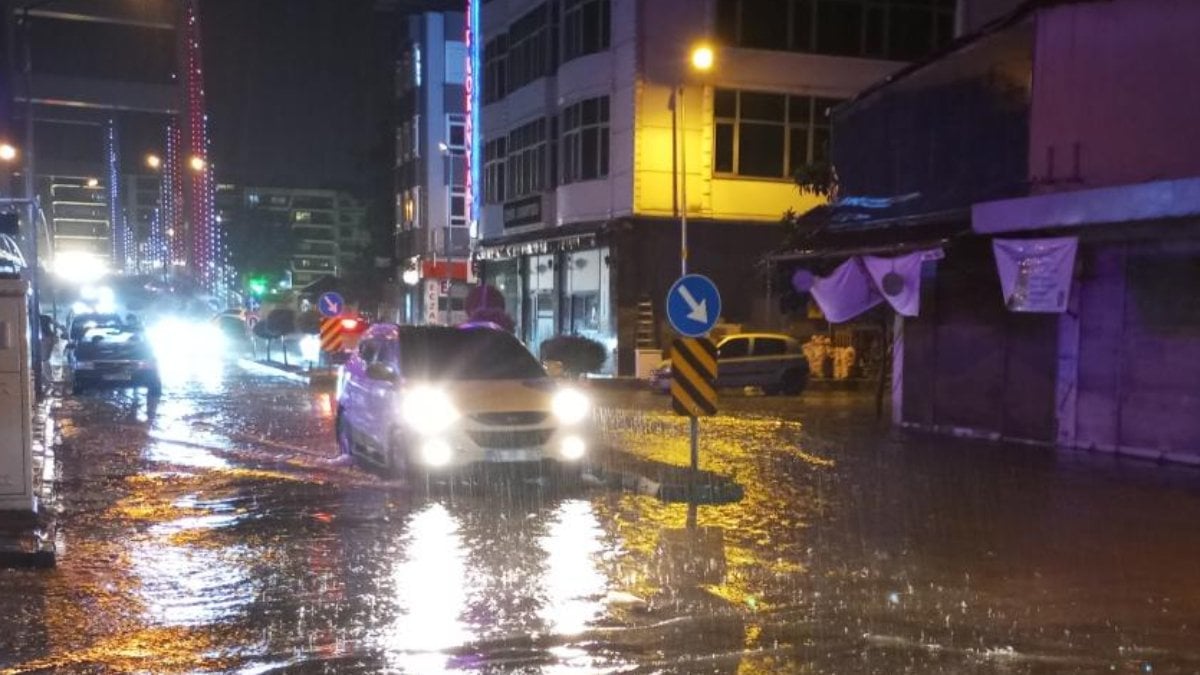 Çarşamba ilçesinde birçok yapı ve araç zarar görürken, sokaklar ise