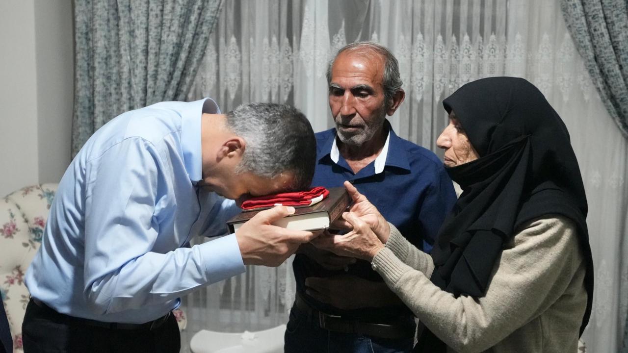 İçişleri Bakanı Ali Yerlikaya, beraberindeki heyet ile şehit polis Soner