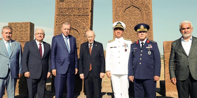 Cumhurbaşkanı Recep Tayyip Erdoğan, Bitlis'in Ahlat ilçesindeki Selçuklu mezarlığını ziyaret