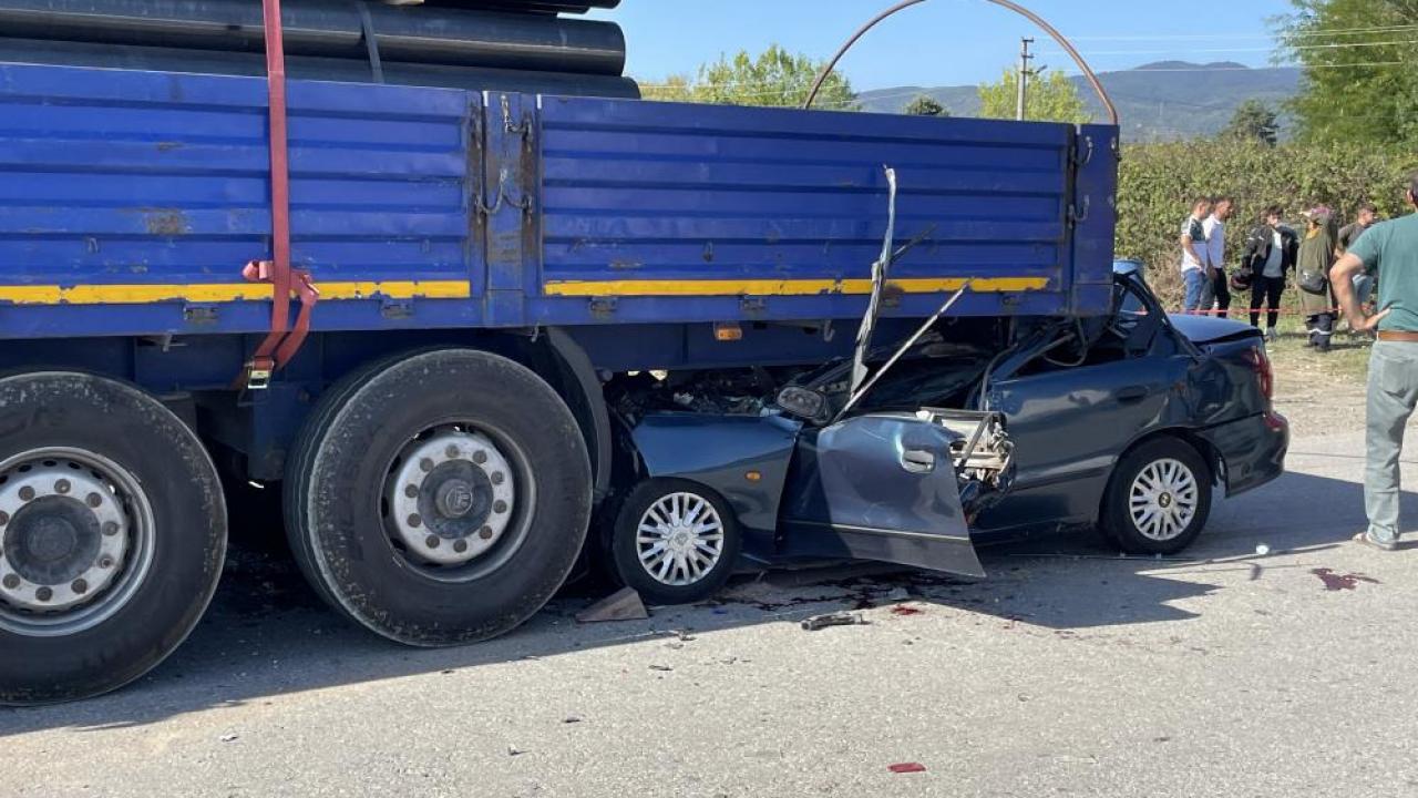 Sakarya'nın Hendek ilçesi D-100 karayolunda kontrolden çıkan otomobil arızalandığı için