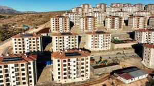 Adana'da depremzedeler için yeni TOKİ konutları yükselmeye devam ediyor. Kent