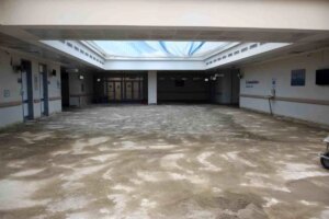 Düzce Üniversitesi Tıp Fakültesi Hastanesi Binası'nda, poliklinik binasında hasta ve