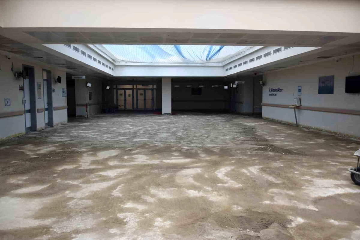 Düzce Üniversitesi Tıp Fakültesi Hastanesi Binası'nda, poliklinik binasında hasta ve