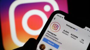 Instagram ve Roblox'a gelen erişim yasağı ile ilgili konuşan AK