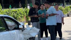 Tepebaşı ilçesinde 2 araca çarpıp kaçmaya başlayan otomobilin alkollü sürücüsü,
