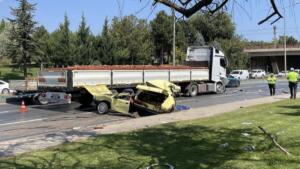 Kent merkezinde otomobilin karşı şeride geçerek tır ve otomobille çarpışması