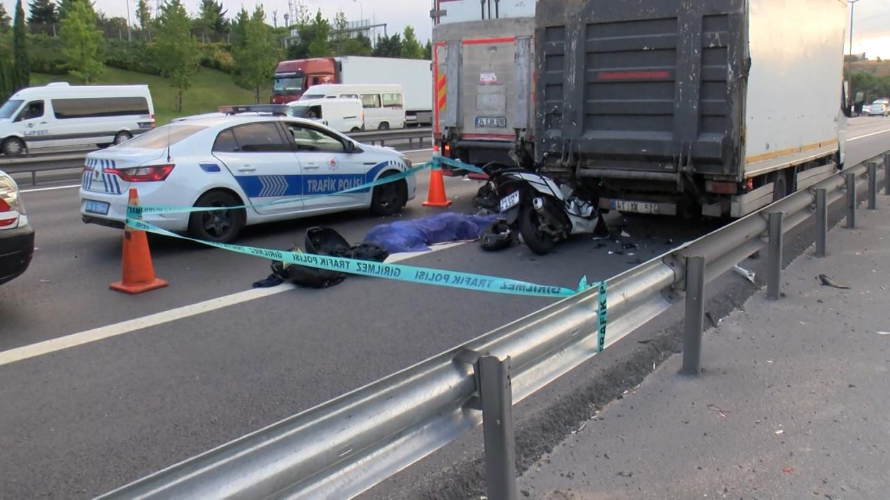 Küçükçekmece TEM Otoyolunda emniyet şeridindeki kamyonete arkadan çarpan motosiklet sürücüsü