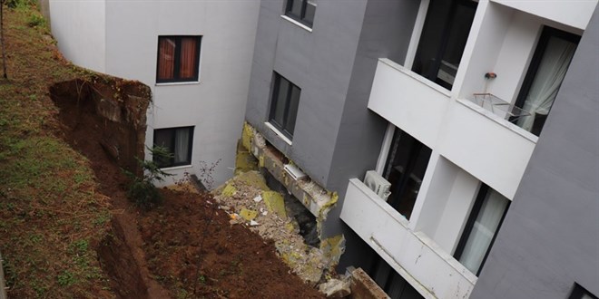 Ordu'nun Ünye ilçesinde bir sitenin istinat duvarının çökmesi sonucu 48