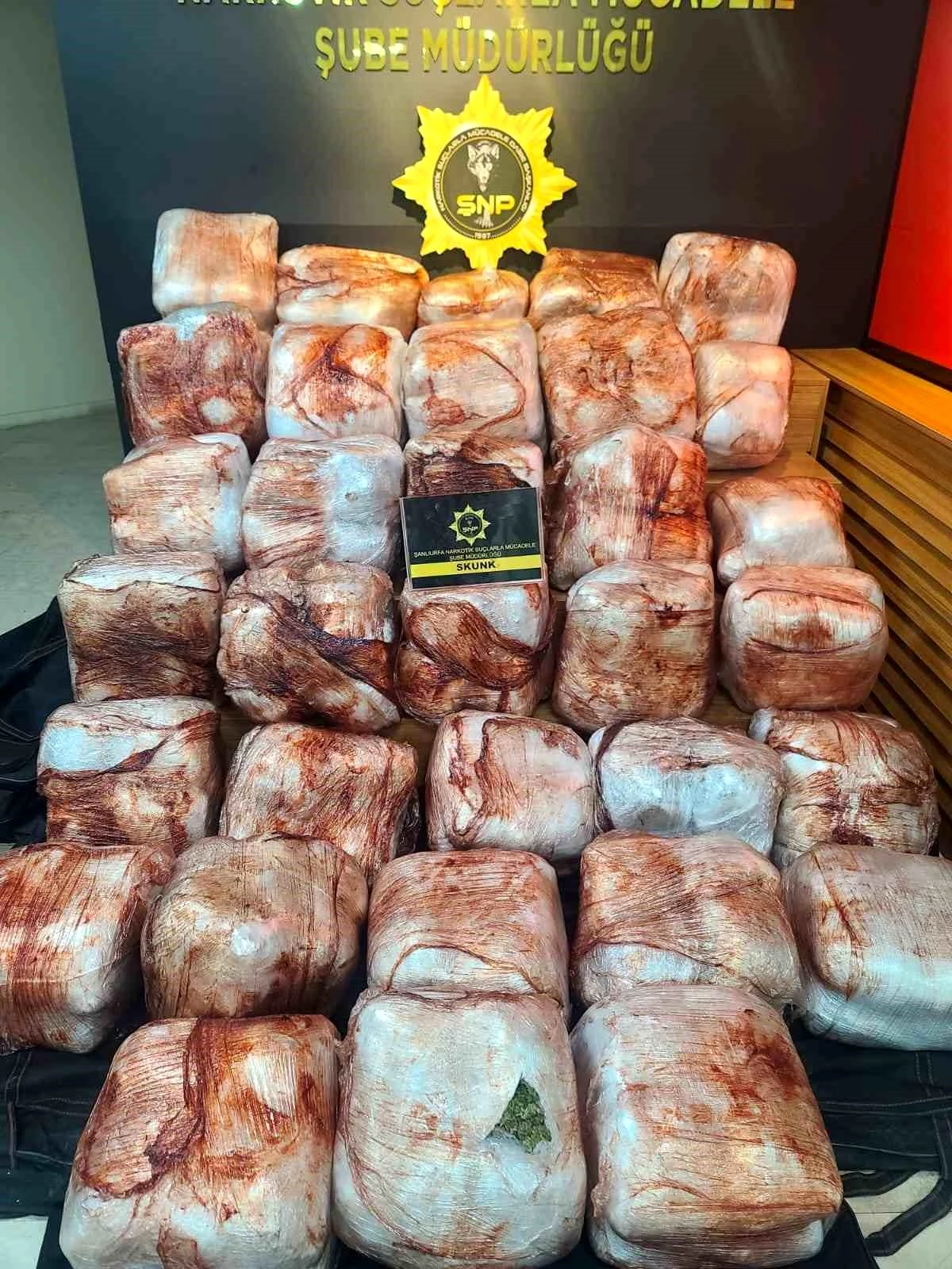 Şanlıurfa'da polis tarafından gerçekleştirilen 2 ayrı operasyonda 223 kilo 250