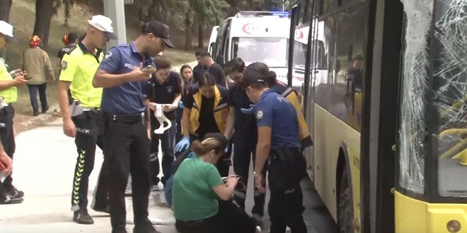 İstanbul'da üst geçide çarpan tır, İETT otobüsünün üzerine devrildi. Otobüs