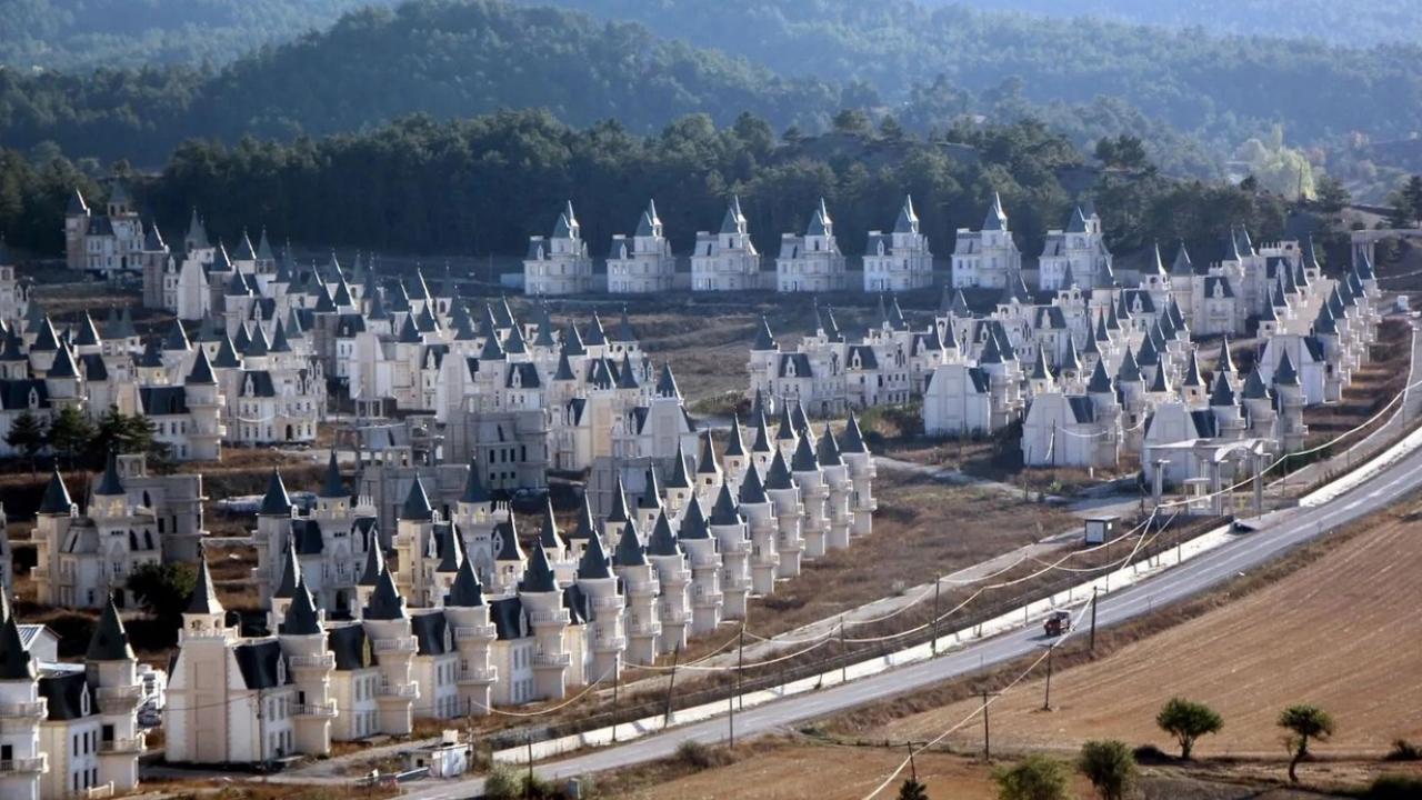 Bolu'da, 2011'de inşaatı yapan Sarot Grup'un mali sorunları nedeniyle yılan