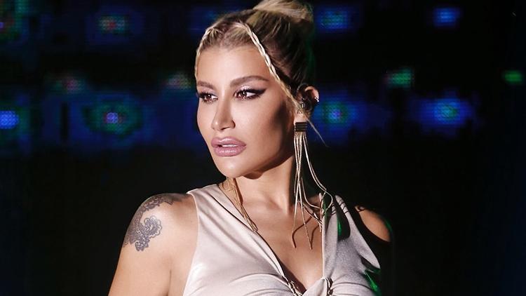 Yaz konserlerinin finalini Çeşme-Alaçatı’da yapan İrem Derici hayranlarına yeni bir