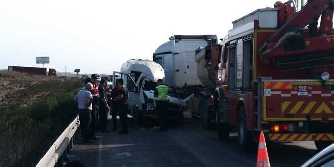 Adana'nın Ceyhan ilçesinde tır ile servis minibüsünün çarpışması sonucu 3