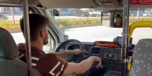 Erzurum'da durağa yaklaştığı sırada kapısını erken açtığı minibüsten, yolcunun düşerek