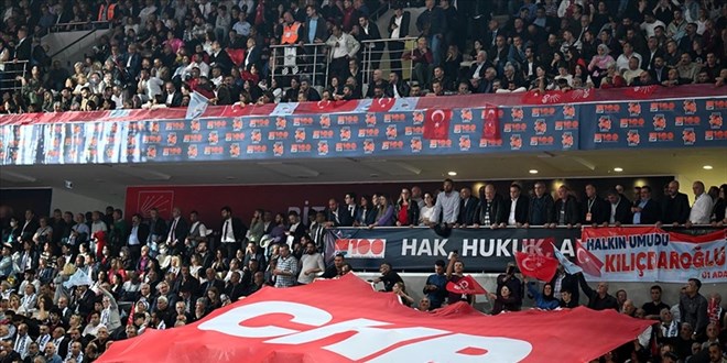 CHP'nin 20. Olağanüstü Kurultayı'nda kabul edilen tüzük değişikliğiyle bir kişi