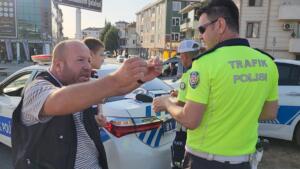Polisin yaptığı denetimde kasksız yakalanan, "Bana ceza yazmayın. Alo, desem