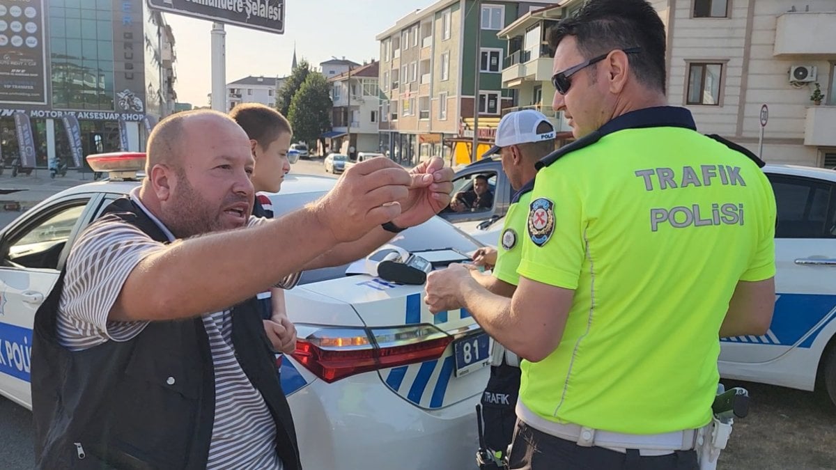 Polisin yaptığı denetimde kasksız yakalanan, "Bana ceza yazmayın. Alo, desem