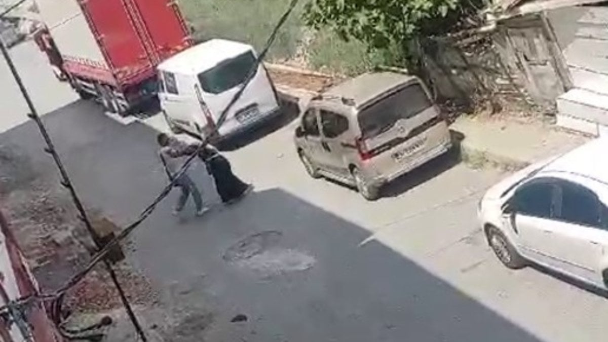 Arnavutköy'de boşanma aşamasında olduğu eşini sokak ortasında başından 3 kez