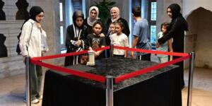 İstanbul'da Mevlid Kandili programı kapsamında Sakal-ı Şerif ziyarete açıldı.