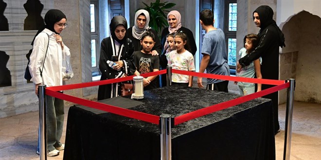 İstanbul'da Mevlid Kandili programı kapsamında Sakal-ı Şerif ziyarete açıldı.