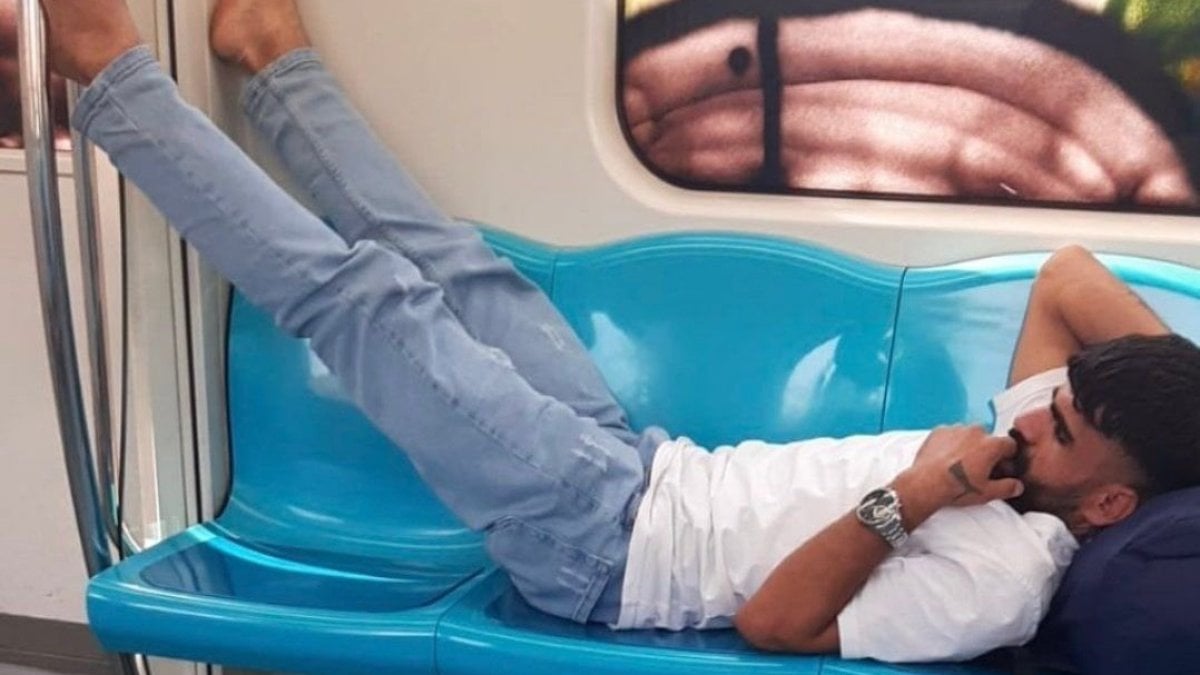 İstanbul'da Marmaray'da terliklerini çıkarıp uzanan kişi, fotoğraflarını paylaşan sosyal medya
