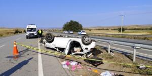 Çorum'un Sungurlu ilçesinde otomobilin yol kenarındaki rögar kapağına çarpması 